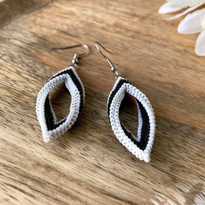 Boucles d'oreilles tissées en perles Miyuki blanc et noir