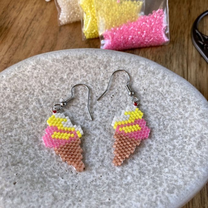 Boucles d’oreilles cornet de glace en perles Miyuki – Framboise, citron et chantilly