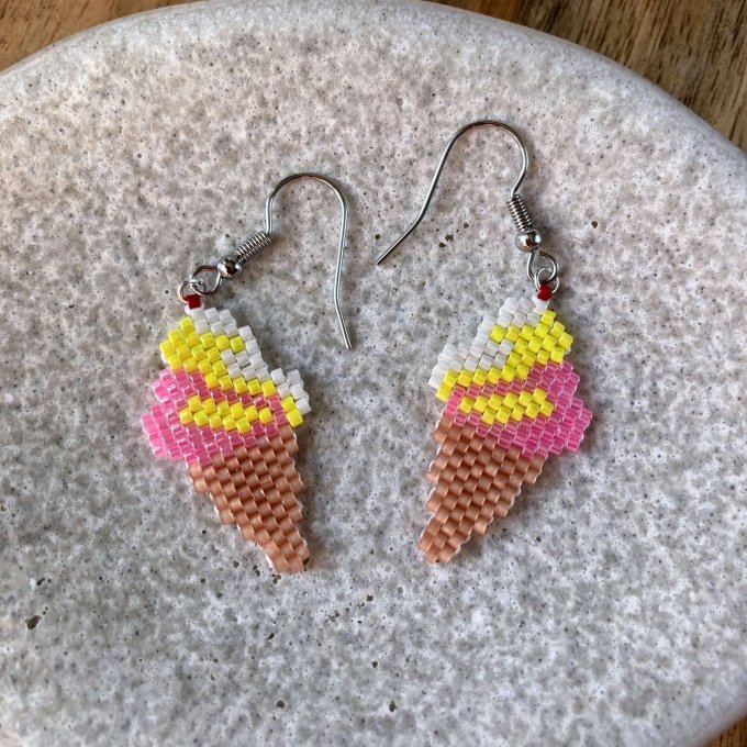 Boucles d’oreilles cornet de glace en perles Miyuki – Framboise, citron et chantilly