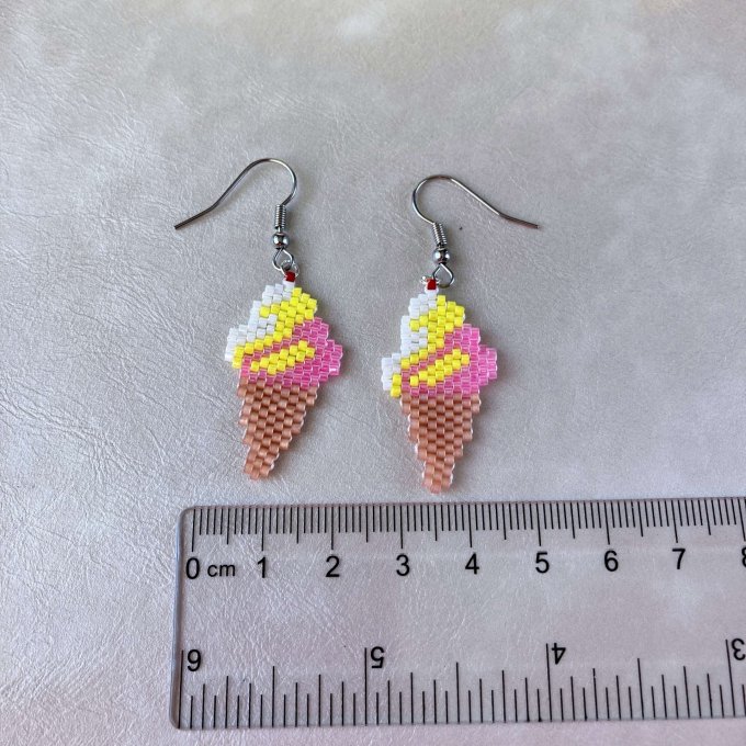 Boucles d’oreilles cornet de glace en perles Miyuki – Framboise, citron et chantilly