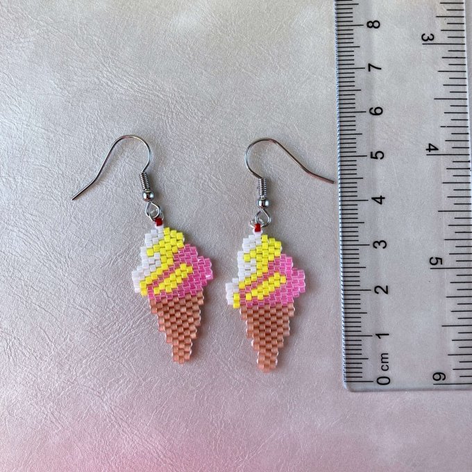 Boucles d’oreilles cornet de glace en perles Miyuki – Framboise, citron et chantilly
