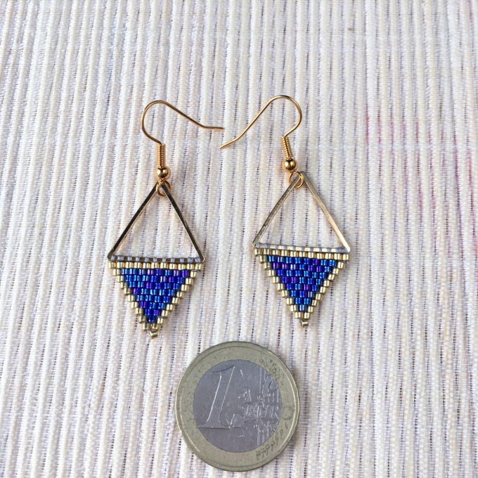 Boucles d'oreilles triangle en tissage de perles Miyuki bleu cobalt & doré