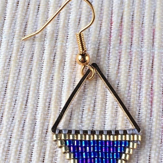 Boucles d'oreilles triangle en tissage de perles Miyuki bleu cobalt & doré