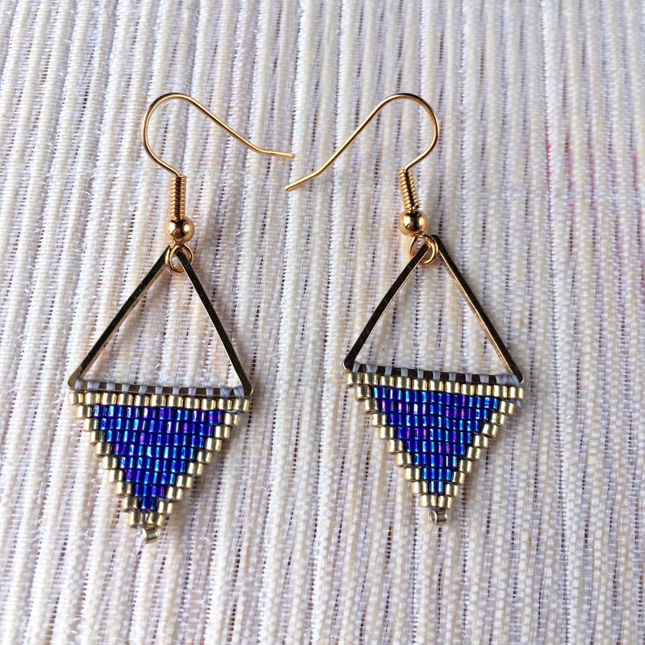 Boucles d'oreilles triangle en tissage de perles Miyuki bleu cobalt & doré