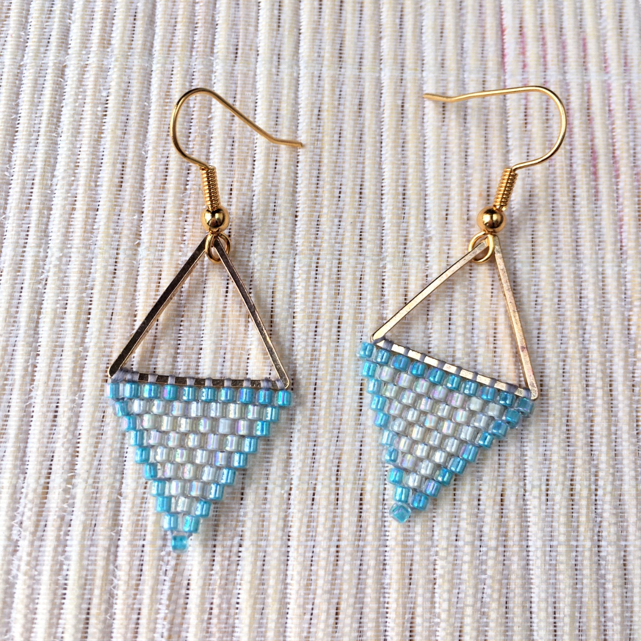 Boucles d'oreilles triangle en tissage de perles Miyuki bleu lagon & jaune