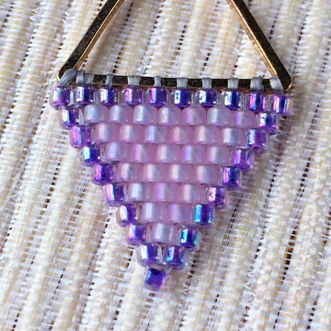 Boucles d'oreilles triangle en tissage de perles Miyuki violet & rose