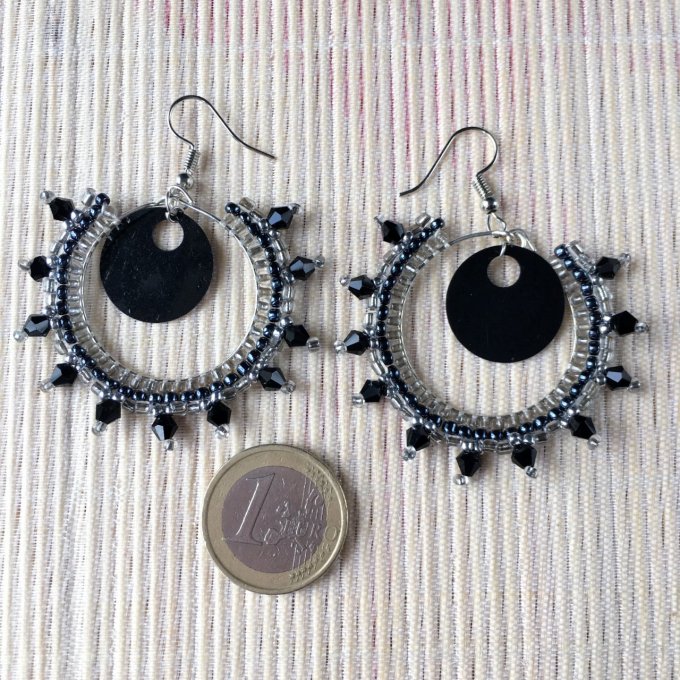 Boucles d'oreilles créoles tissées en perles de rocailles noir et argenté