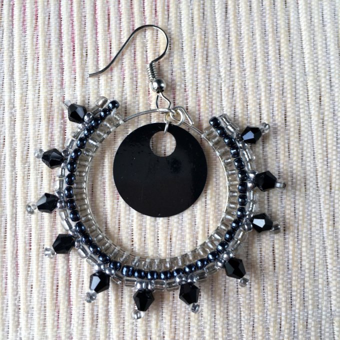 Boucles d'oreilles créoles tissées en perles de rocailles noir et argenté