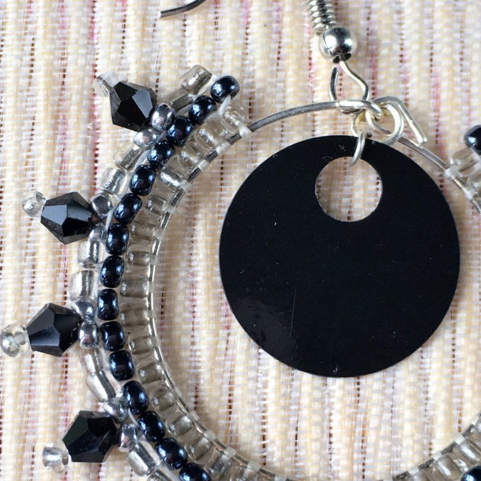 Boucles d'oreilles créoles tissées en perles de rocailles noir et argenté