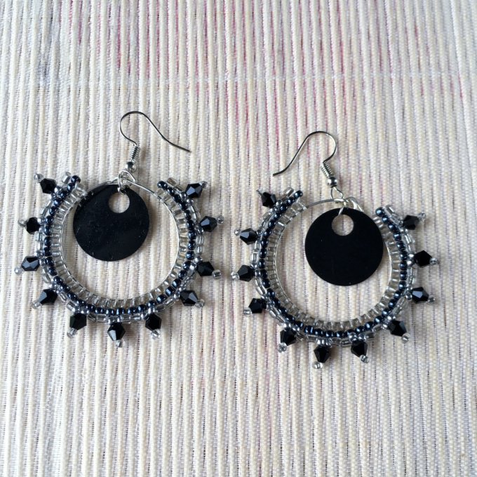 Boucles d'oreilles créoles tissées en perles de rocailles noir et argenté