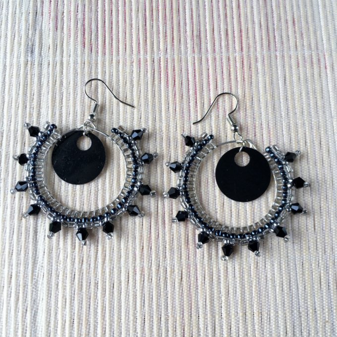 Boucles d'oreilles Pia en tissage de perles noires et dorées - Perles & Co