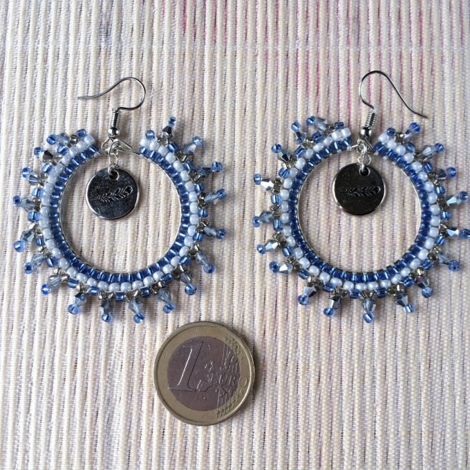 Boucles d'oreilles créoles tissées en perles de rocailles bleu, blanc et argenté