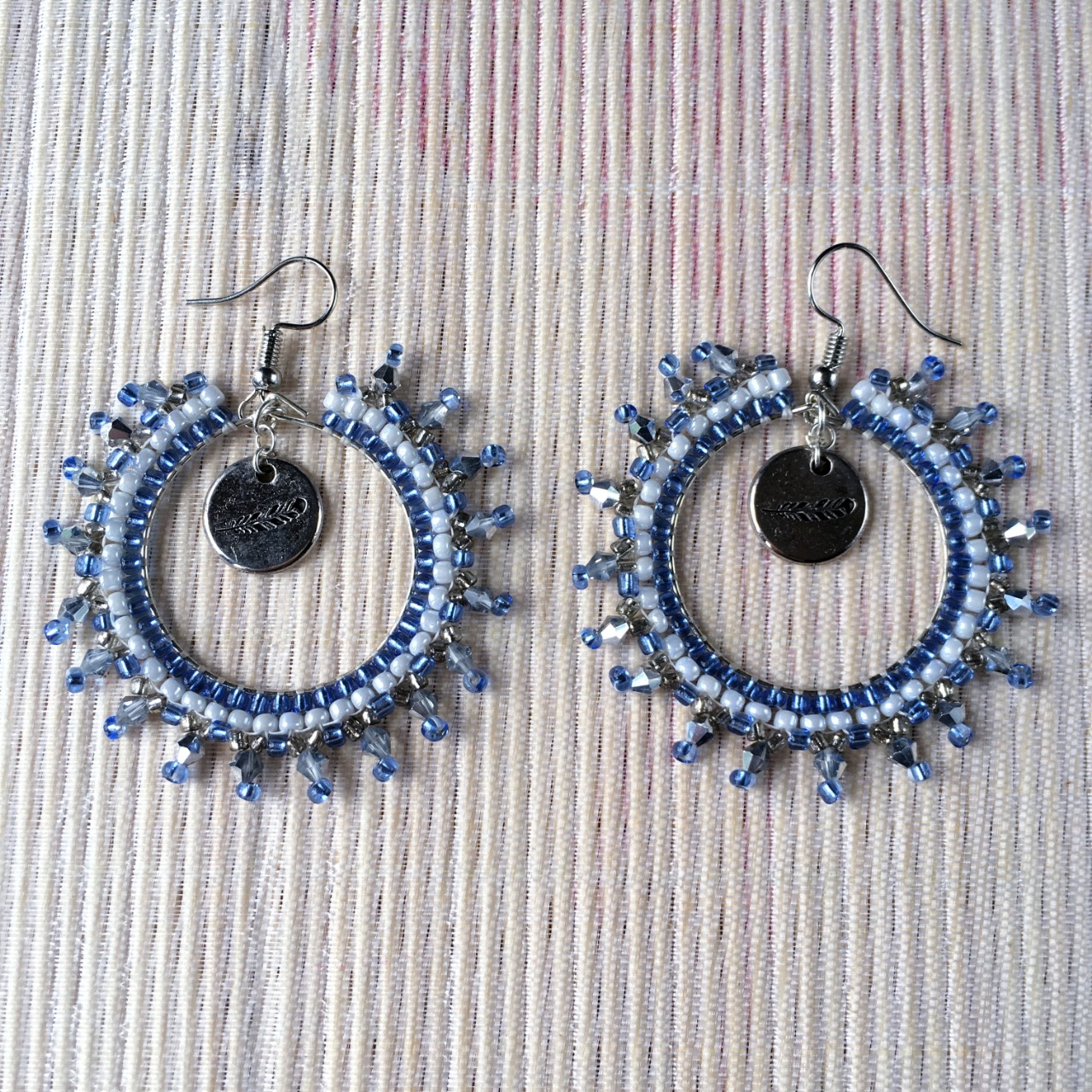 Boucles d'oreilles créoles tissées en perles de rocailles bleu, blanc et argenté