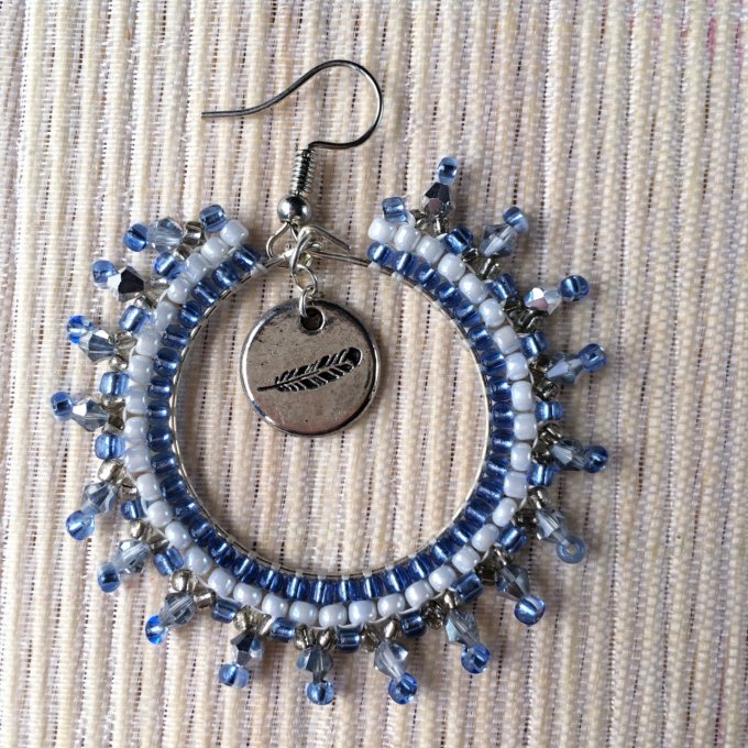 Boucles d'oreilles créoles tissées en perles de rocailles bleu, blanc et argenté