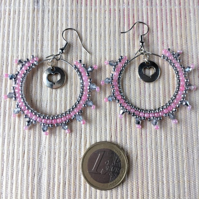 Boucles d'oreilles créoles tissées en perles de rocailles rose et argenté