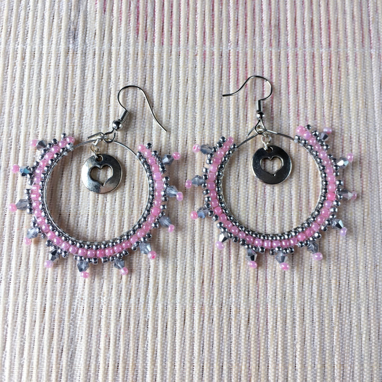 Boucles d'oreilles créoles tissées en perles de rocailles rose et argenté