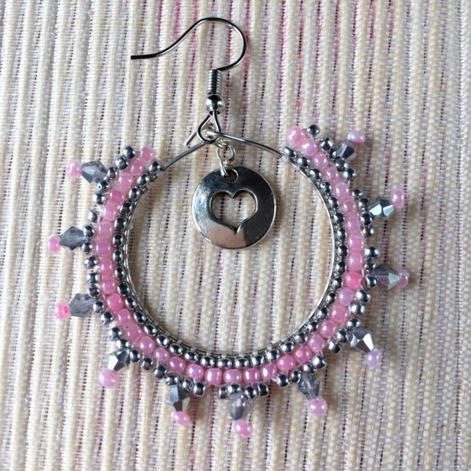 Boucles d'oreilles créoles tissées en perles de rocailles rose et argenté