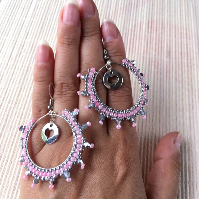 Boucles d'oreilles créoles tissées en perles de rocailles rose et argenté