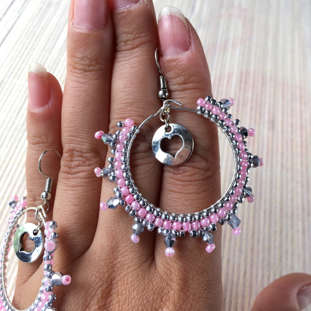 Boucles D’Oreilles Pendantes Faites Main En Perles De Rocaille Roses – Neuf Sans Emballage