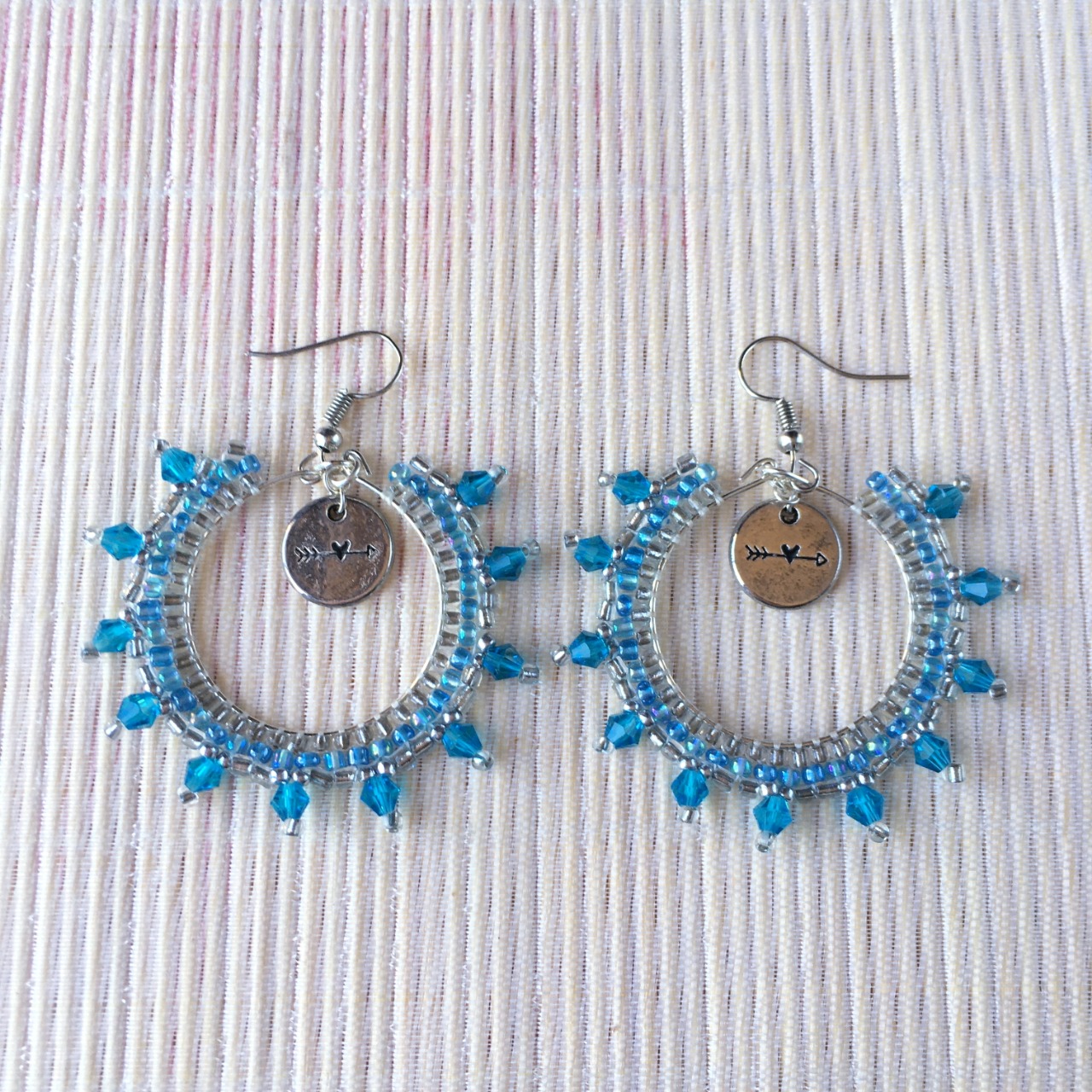 Boucles d'oreilles créoles tissées en perles de rocailles bleu lagon et argenté