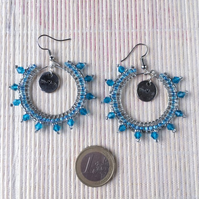 Boucles d'oreilles créoles tissées en perles de rocailles bleu lagon et argenté