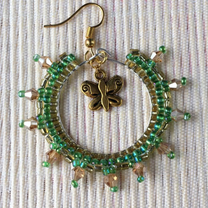Boucles d'oreilles créoles tissées en perles de rocailles vert et doré