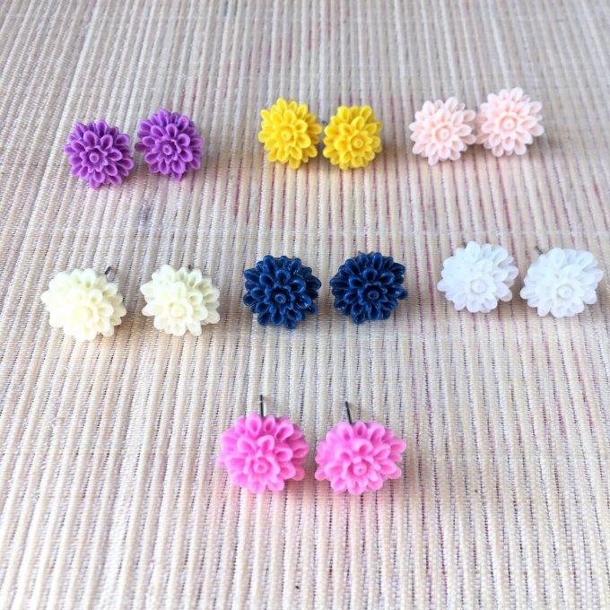 Clou d’oreille, fleur de dahlia, beige, bleu foncé, jaune, rose, violet, blanc 