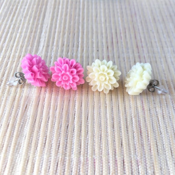 Clou d’oreille, fleur de dahlia, beige, bleu foncé, jaune, rose, violet, blanc 