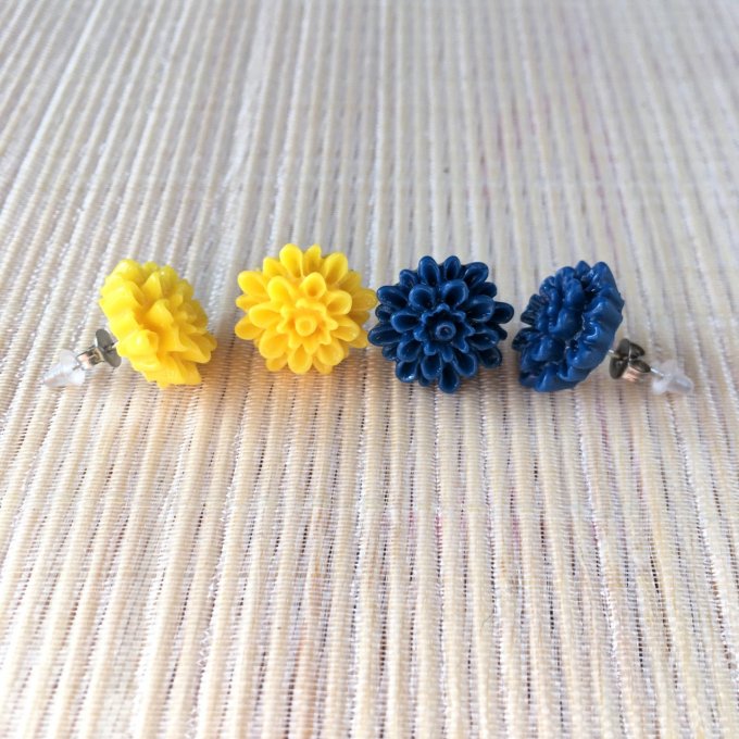 Clou d’oreille, fleur de dahlia, beige, bleu foncé, jaune, rose, violet, blanc 