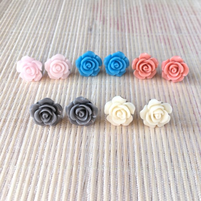 Clou d’oreille, fleur de rose ouverte, bleu, gris, corail, beige, rose