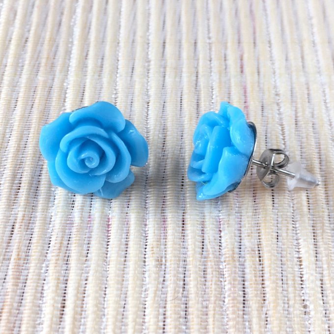 Clou d’oreille, fleur de rose ouverte, bleu, gris, corail, beige, rose