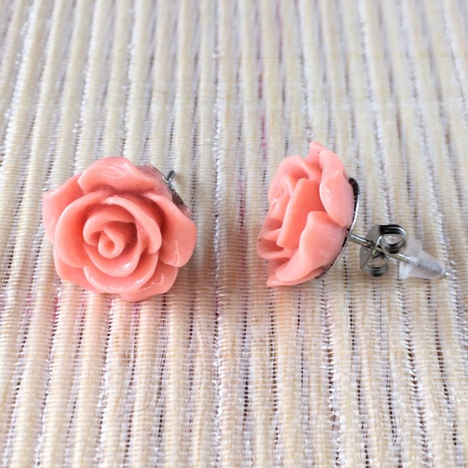 Clou d’oreille, fleur de rose ouverte, bleu, gris, corail, beige, rose