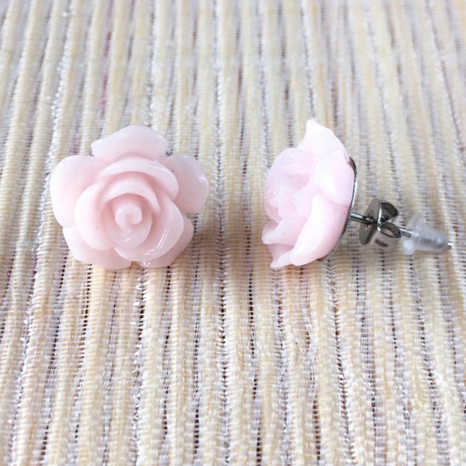 Clou d’oreille, fleur de rose ouverte, bleu, gris, corail, beige, rose