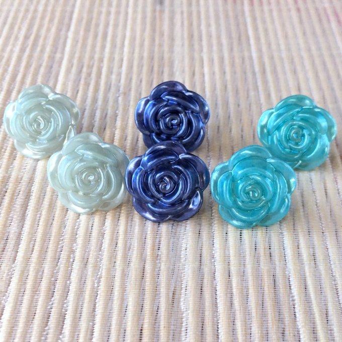 Clou d’oreille, fleur de rose aux reflets irisés, tons bleus 