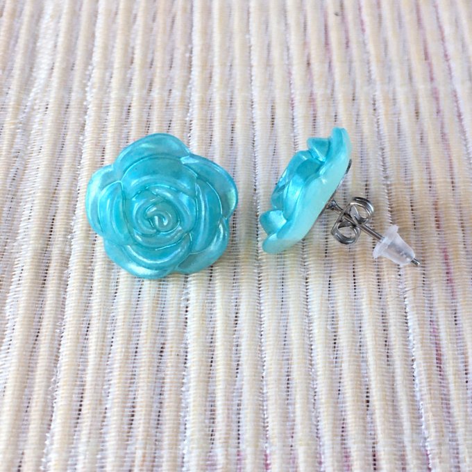 Clou d’oreille, fleur de rose aux reflets irisés, tons bleus 