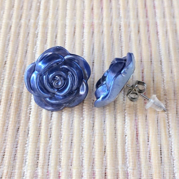 Clou d’oreille, fleur de rose aux reflets irisés, tons bleus 