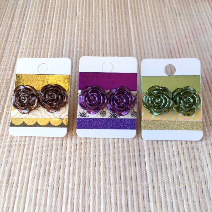 Clou d’oreille, fleur de rose aux reflets irisés, vert, marron, violet