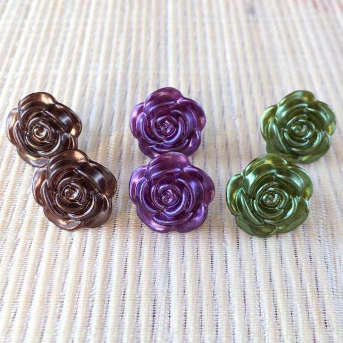 Clou d’oreille, fleur de rose aux reflets irisés, vert, marron, violet