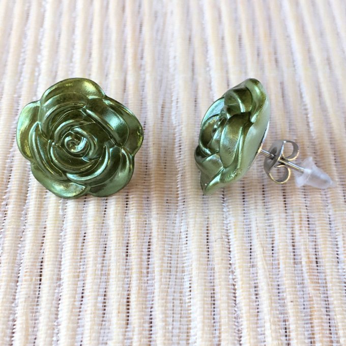 Clou d’oreille, fleur de rose aux reflets irisés, vert, marron, violet