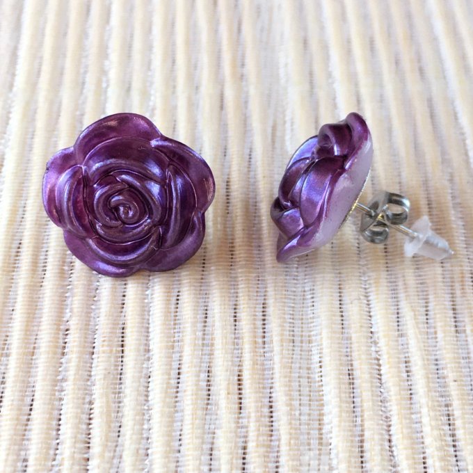 Clou d’oreille, fleur de rose aux reflets irisés, vert, marron, violet