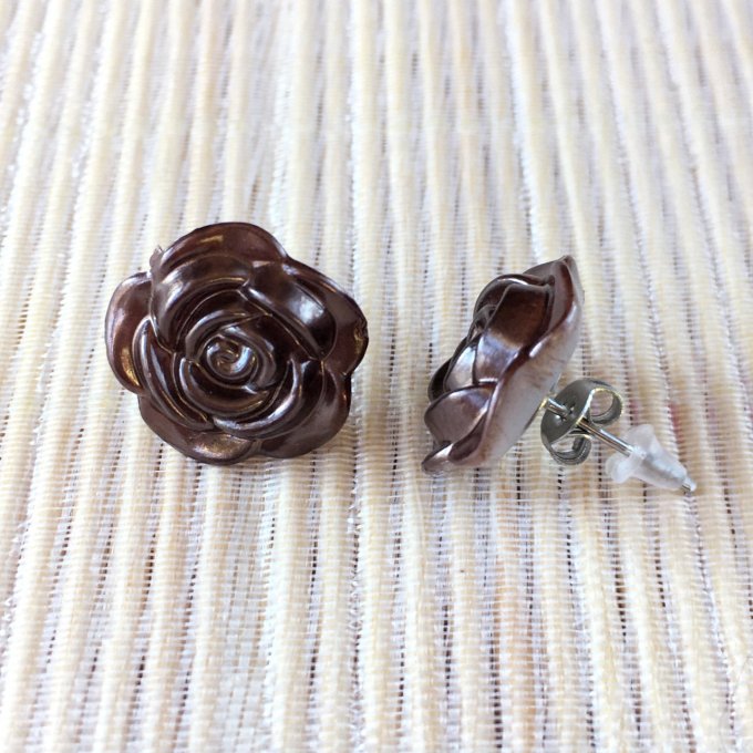 Clou d’oreille, fleur de rose aux reflets irisés, vert, marron, violet