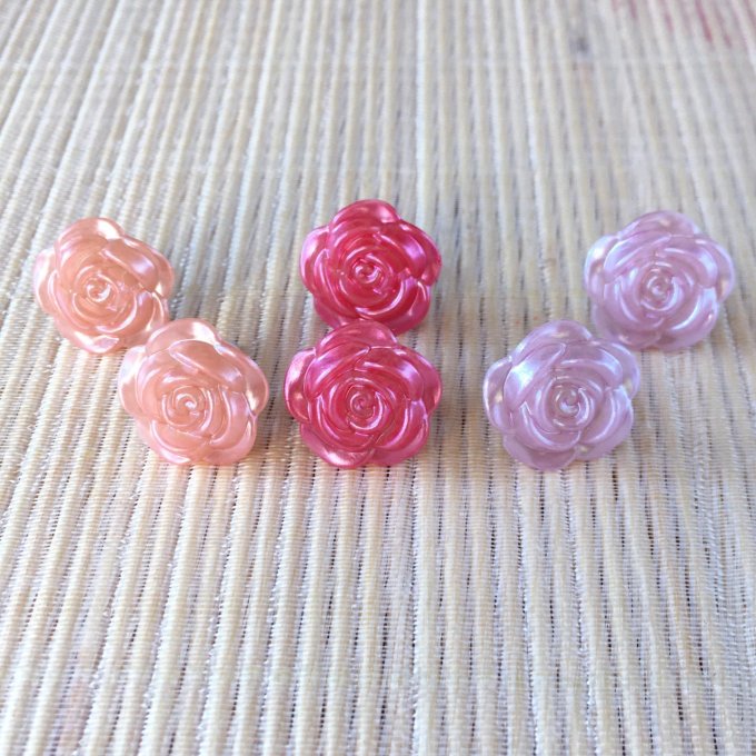 Clou d’oreille, fleur de rose aux reflets irisés, tons roses 