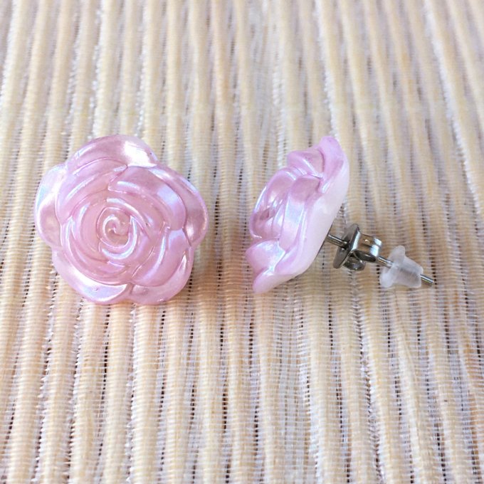 Clou d’oreille, fleur de rose aux reflets irisés, tons roses 