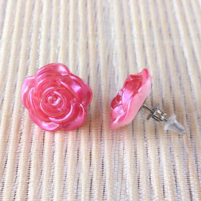 Clou d’oreille, fleur de rose aux reflets irisés, tons roses 