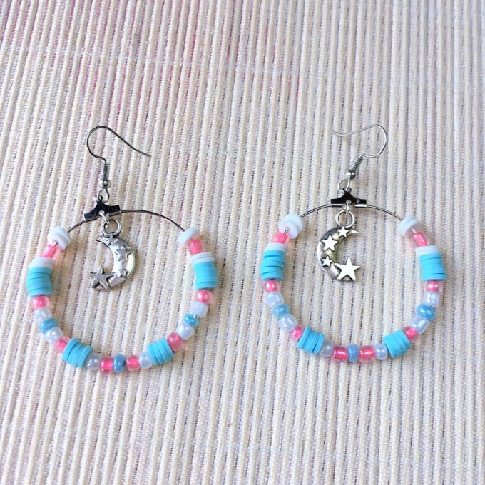 Boucles d'oreilles Créoles, perles Heishi turquoise & breloque lune