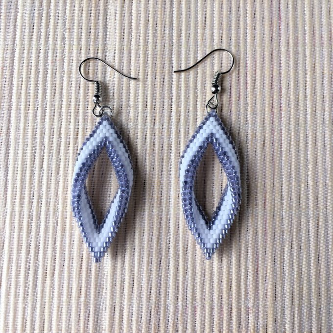 Boucles d'oreilles tissées en perles Miyuki blanc et gris