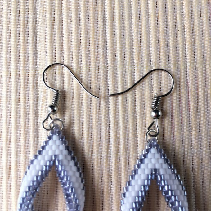 Boucles d'oreilles tissées en perles Miyuki blanc et gris