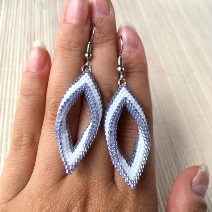 Boucles d'oreilles tissées en perles Miyuki blanc et gris