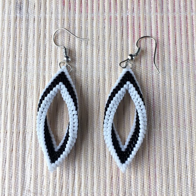 Boucles d'oreilles tissées en perles Miyuki blanc et noir