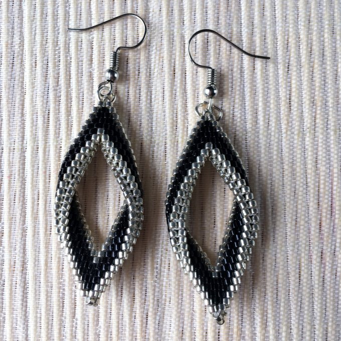 Boucles d'oreilles tissées en perles Miyuki noir et argent